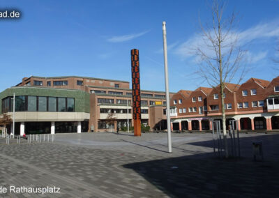 Marktplatz Voerde mit Rheinpegel