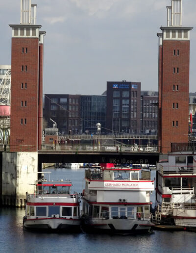 Fahrgastschiffe am Schwanentor Duisburg