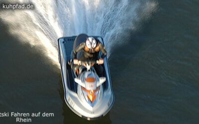 Jetski Fahren auf dem Rhein